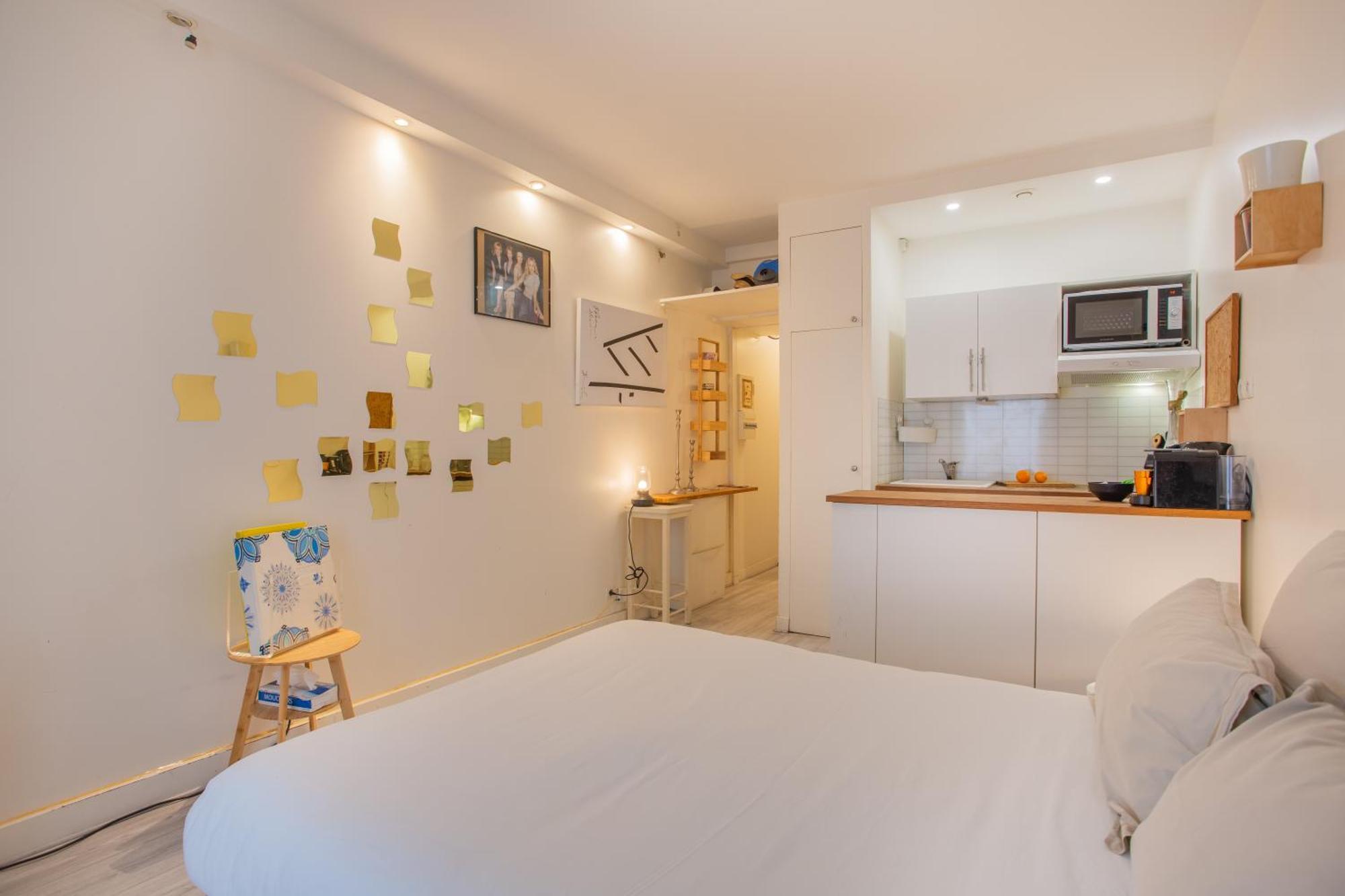 Charming Parisian Apartment With Views * Parijs